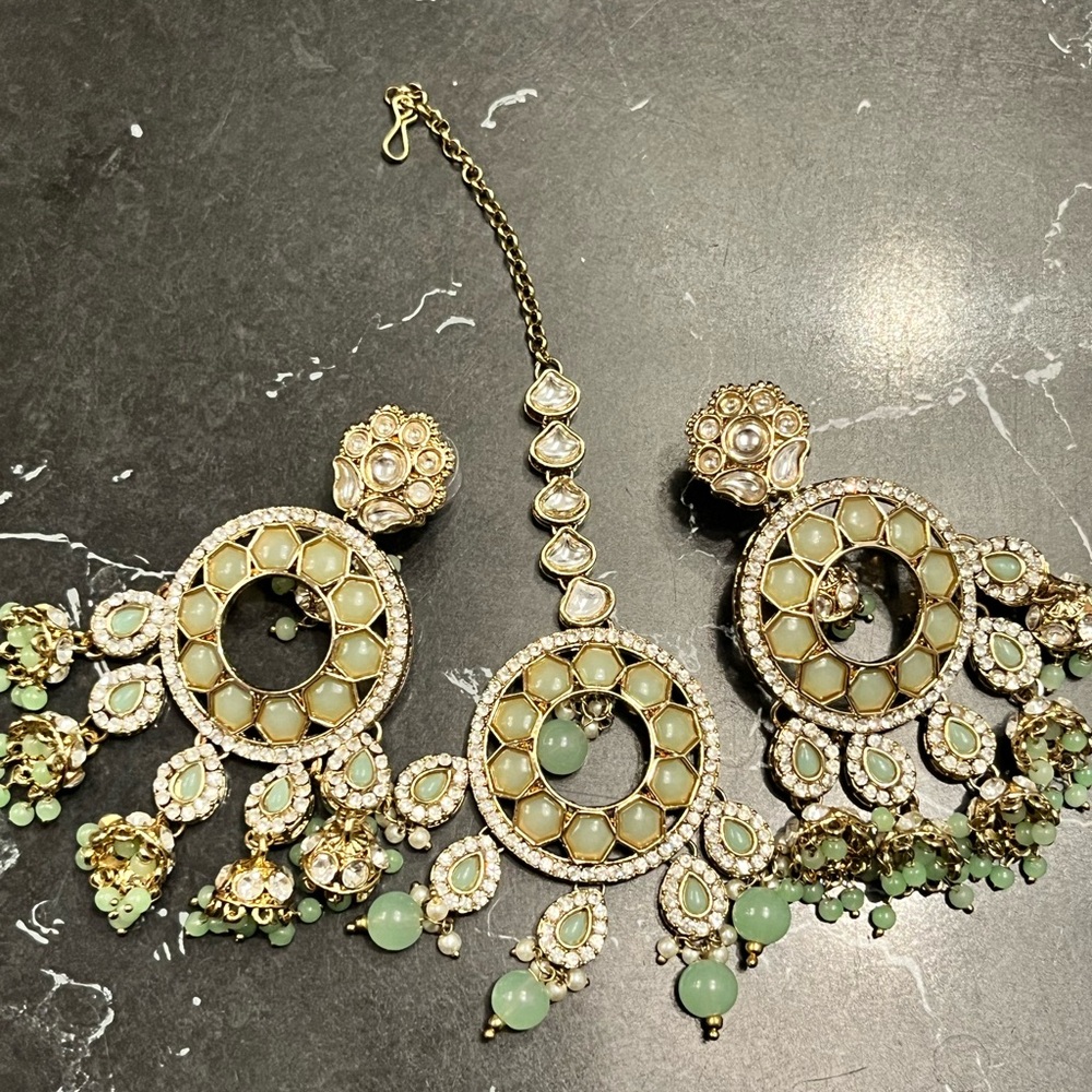 Elegant Gold and Green Jewelry Set